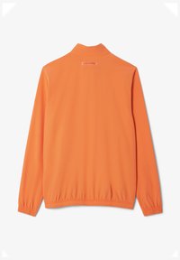 Giacca leggera arancione, tessuto morbido, colletto, polsini e orlo elastici, con un piccolo logo del brand sul retro.