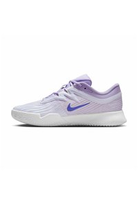 Chaussure de sport lilas clair avec un dessus texturé, une semelle blanche et un logo Nike bleu bien en vue. Design à lacets avec un col rembourré.