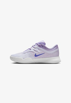 Helles lila Sport Schuh mit einer strukturierten Oberseite, weißer Sohle und einem markanten blauen Nike-Logo. Schnürdesign mit gepolstertem Kragen.