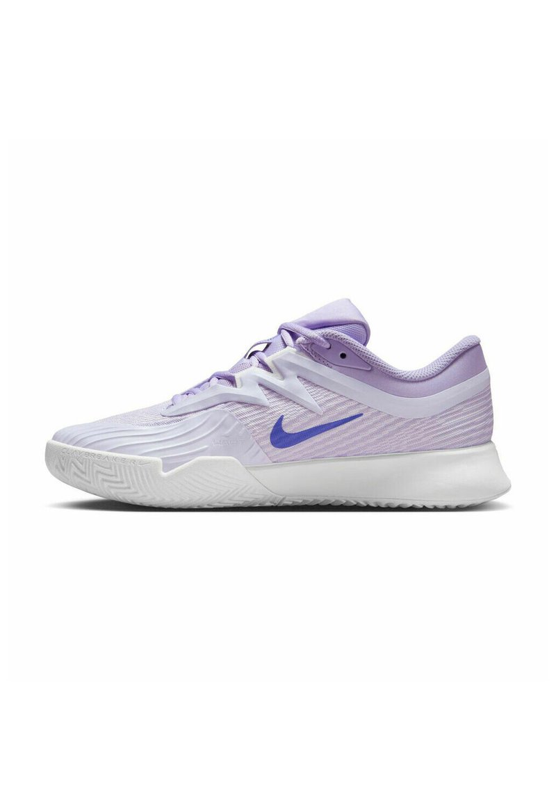 Chaussure de sport lilas clair avec un dessus texturé, une semelle blanche et un logo Nike bleu bien en vue. Design à lacets avec un col rembourré.