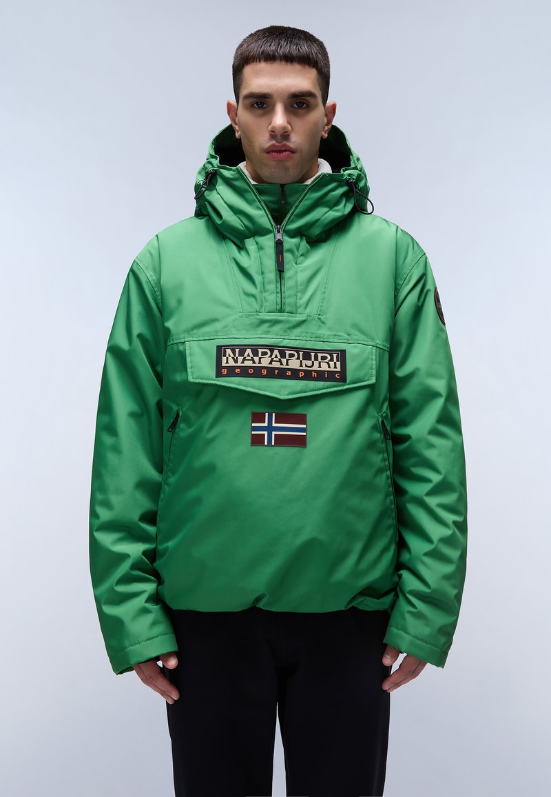 Vihreä nylonsweater, jossa on etutasku, musta logo ja Norjan lippu. Hupparimalli, jossa on vetoketjusuljenta ja elastiset hihansuut.