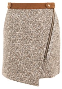 Mini falda marrón corta con textura y un dobladillo asimétrico, de tela estampada y cierre con cremallera lateral. Presenta una cinturilla de imitación de cuero marrón.