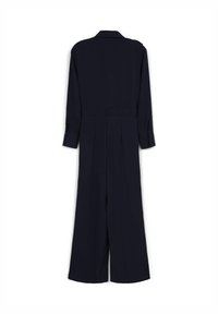 Combinaison navy avec manches longues, col, ceinture à la taille et jambes larges. Tissu lisse avec des poignets à boutons et un design ajusté au dos.