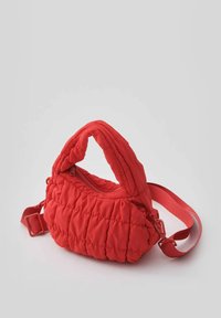 Rode, doorgestikte handtas met een afgeronde bovenhandgreep, een verstelbare schouderband en een ritsvak als hoofdcompartiment. Glad oppervlak zonder zichtbare patronen.