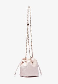 Sac seau en satin rose clair avec une fermeture à cordon et une bandoulière en chaîne dorée. Présente une texture lisse et une base arrondie pour plus de stabilité.
