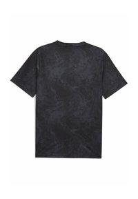 Camiseta atlética negra con un sutil patrón abstracto, de manga corta y una textura suave y ligera. Presenta un cuello redondo.