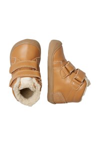 Helle Lederstiefel mit zwei Klettverschlüssen, plüschigem Futter, verstärkter Zehenpartie und gummierten Sohlen für besseren Halt. Abgerundete Form mit Nähdetails.