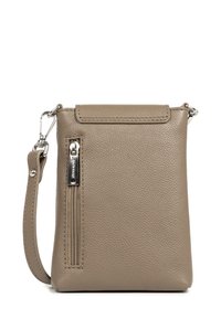 Sac bandoulière en cuir tan avec une finition texturée, poche zippée et bandoulière détachable. Fermeture à rabat à l'avant et quincaillerie métallique subtile.