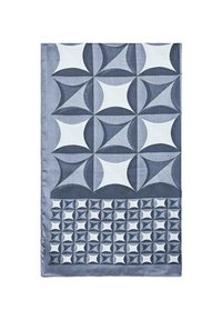 Textil con patrones geométricos en azul y blanco, que presenta formas circulares y de rombo. Textura suave, forma rectangular, material de mezcla de algodón.