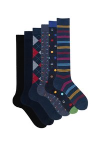 Collezione di sei paia di calzini: nero uniforme, blu navy con motivo argyle, grigio con pois colorati, a righe in vari colori e altri due design decorati.