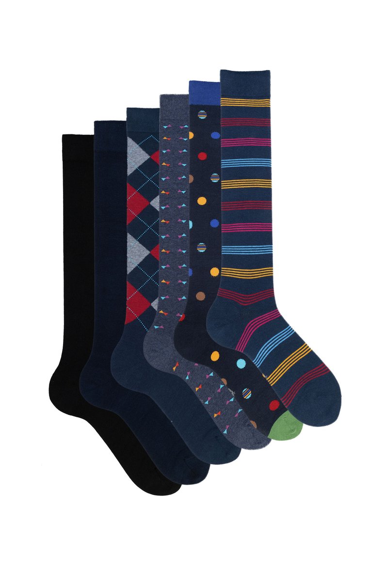 Collezione di sei paia di calzini: nero uniforme, blu navy con motivo argyle, grigio con pois colorati, a righe in vari colori e altri due design decorati.