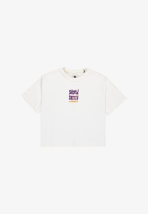 Weißes T-Shirt mit kurzen Ärmeln und Rundhalsausschnitt. Verfügt über ein grafisches Design mit dem Text "Second Nature" in lila und gelben Buchstaben.