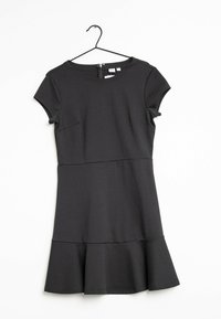 Robe noire à manches courtes en tissu extensible. Corsage ajusté avec un bas évasé. Fermeture éclair au dos, sans motifs ni accents visibles.