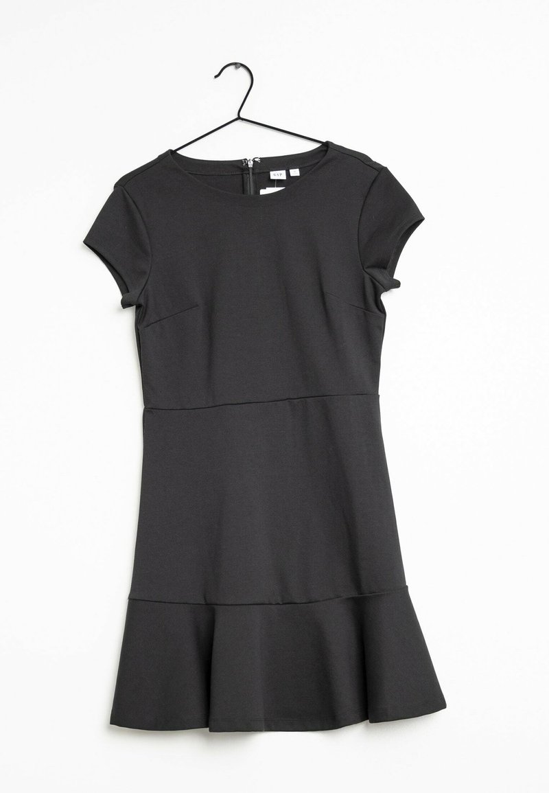 Robe noire à manches courtes en tissu extensible. Corsage ajusté avec un bas évasé. Fermeture éclair au dos, sans motifs ni accents visibles.