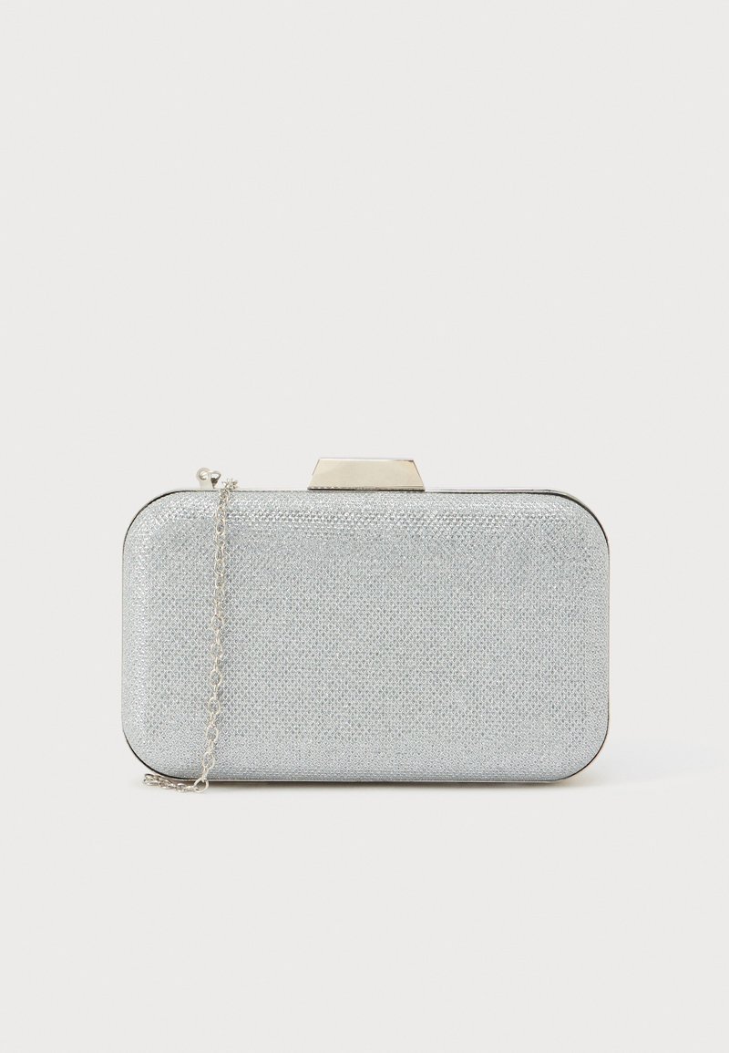 Clutch retangular prateado metálico com superfície texturizada, alça de corrente prateada e fecho geométrico na parte superior. Bordas suaves.