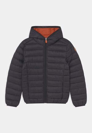 Sort quiltet hættejakke med orange foring, fuld lynlås foran, elastiske manchetter og et rundt logopatch på venstre ærme.