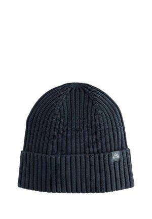 Dunkelblaue gestrickte Mütze mit vertikalen Rippungen, mit umgeschlagenem Bündchen und einem kleinen Logo-Patch auf der Vorderseite. Weiche Textur und mittlere Dicke.