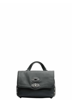Borsa a mano in pelle nera con manico superiore e due chiusure ovali color argento sulla patta frontale su sfondo bianco.