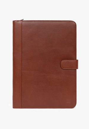 Bruine lederen binder met een gestructureerde oppervlakte, voorzien van een zijrits, een klepsluiting en een ingegraveerd logo op de rechteronderhoek.