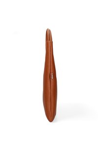 Borsa a mano in pelle marrone con una forma slanciata ed elegante. Presenta una chiusura con zip e una superficie testurizzata, che conferisce un aspetto sofisticato.