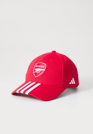 Casquette de baseball rouge arborant le logo d'Arsenal, avec des accents blancs à trois bandes sur la visière, et une sangle ajustable à l'arrière.