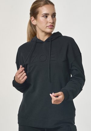 Sweat-shirt noir à capuche avec texte "ZOE" en relief, poignets côtelés et coupe décontractée. Fabriqué en tissu doux pour le confort et la chaleur.
