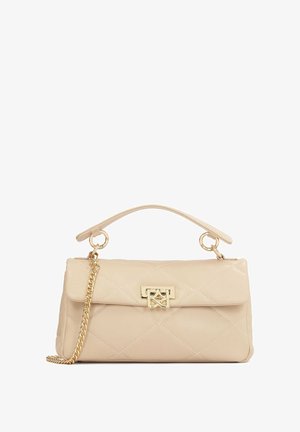 Bolso beige acolchado con correa de cadena dorada, cierre rectangular dorado de tipo giratorio y un asa superior única.