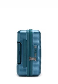 Modrý kufr s tvrdou skořepinou a texturovaným povrchem, liniovým designem, boční rukojetí, kombinovaným zámkem a vyraženým logem značky na boku.