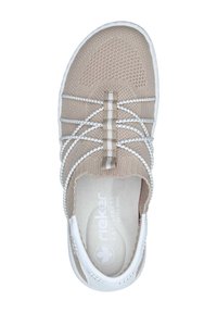 Beige instap sneaker met een textuur gebreide bovenkant, elastische veters en witte accenten. Heeft een gepolsterde binnenzool met het label "anti-stress extra breed."