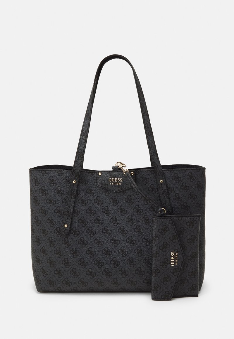 Sac fourre-tout noir Guess avec motif monogramme et portefeuille assorti, dotés de ferrures dorées et de texte logo.