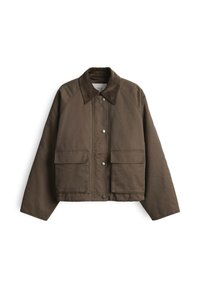 Bruine canvas jas met een knoopsluiting aan de voorkant, twee grote zakken en een contrasterende kraag, met raglanmouwen en een gestructureerde afwerking.