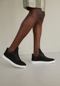 Selected, black/white