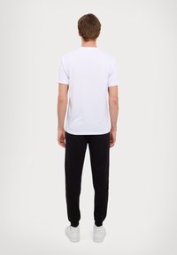 EA7 Emporio Armani T-shirt con stampa - white