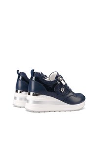 Sneaker navy con finitura in pelle verniciata, dotati di tacco a zeppa, accenti argentati, dettagli perforati e design con lacci.