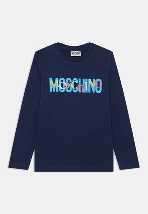 Mornarsko plava košulja dugih rukava s preklapajućim šarenim logotipom "Moschino" u plavoj, žutoj, crvenoj i bijeloj boji na prsima.