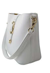 Witte leren handtas met een textuurafwerking, voorzien van een goudkleurige sluiting en een afneembare schouderband. Gestructureerde, trapeziumvormige vorm.