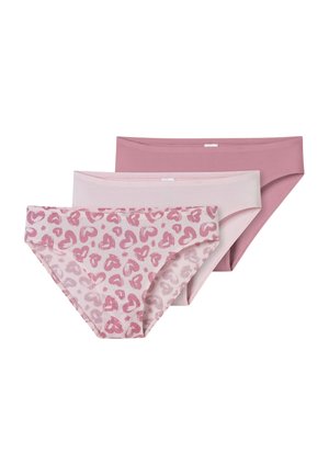 Dreierpack Damenslips in verschiedenen Pinktönen. Einer hat ein pinkes Herzmuster; die anderen sind in einfarbig hellpink und dunkelpink.