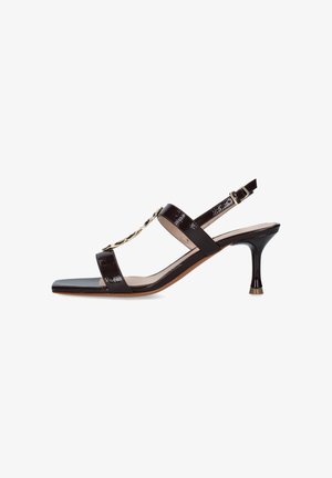 Sandalo slingback in vernice nera con tacco a stiletto di media altezza e dettaglio a catena dorata sul cinturino a T, punta quadrata.