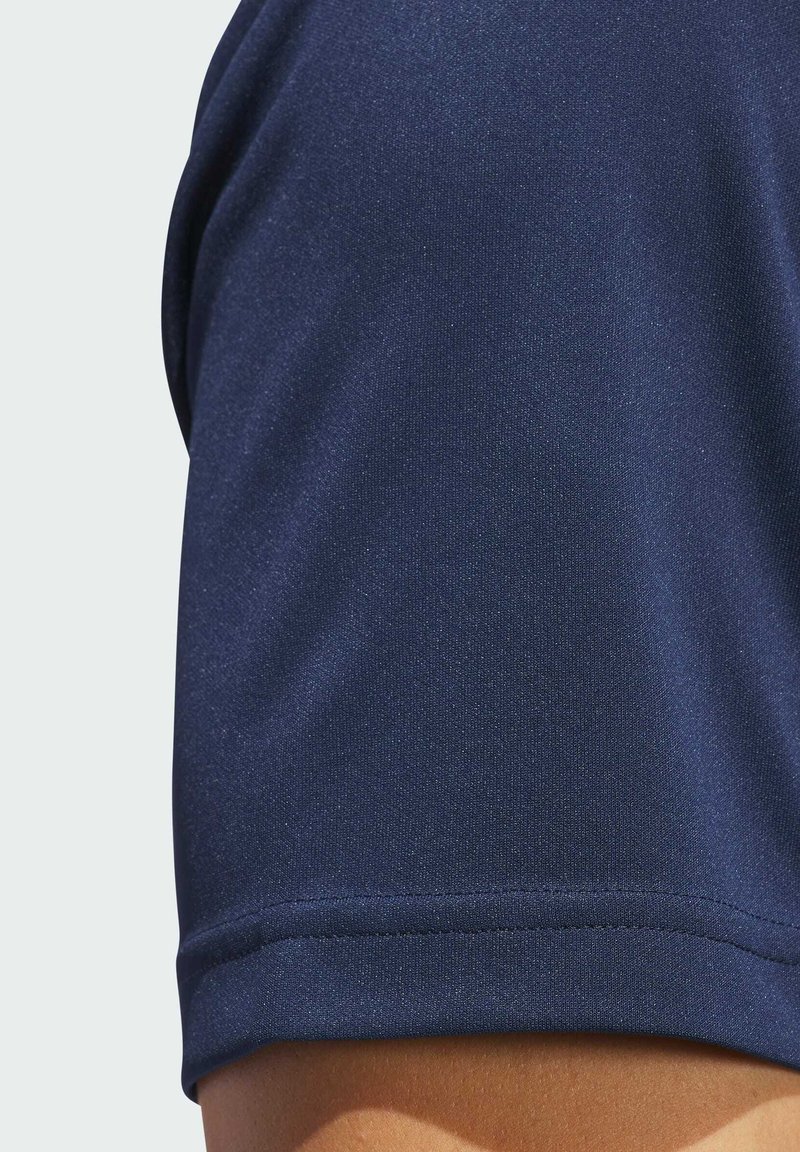 Marineblauwe sportshirt met een gladde, synthetische textuur, voorzien van een ronde halslijn en korte mouwen, weergegeven op schouderhoogte.