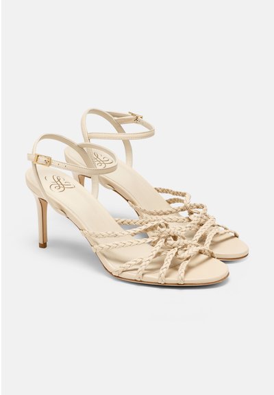 Sandales à talons hauts beiges avec lanières, détails tressés, bride de cheville réglable et finition en cuir lisse.