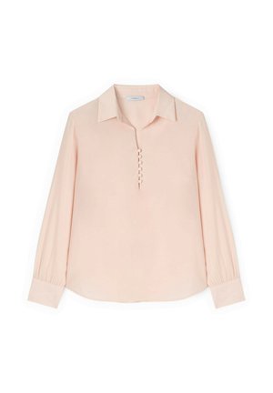 Blusa de manga larga rosa claro con cuello clásico, tapeta frontal con botones forrados de tela y mangas con puños.