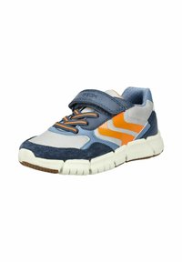 Børnesneaker med marineblå, gråt mesh, orange detaljer, orange og marineblå snørrebånd, en velcrolukning og en polstret hvid sål.