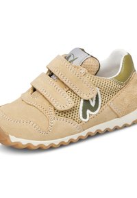 Chaussure pour enfants en suède beige et mesh avec des accents verts, dotée de deux bandes Velcro et d'une semelle en caoutchouc texturée avec un motif en zigzag.