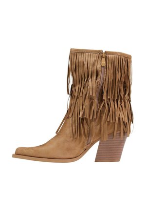 Stivaletto in camoscio marrone con frange stratificate e zip laterale, con tacco a blocchi di legno impilati e punta affilata.