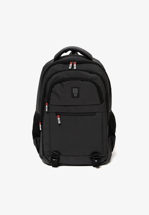 Mochila negra hecha de nylon duradero con respaldo acolchado, asa superior, correas ajustables, múltiples bolsillos con cremallera y bolsillos laterales de malla.
