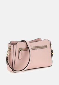 Borsa a tracolla sintetica rosa con finitura testurizzata, tasca frontale con cerniera e accessori in tonalità dorata. Include una tracolla staccabile. Forma rettangolare.