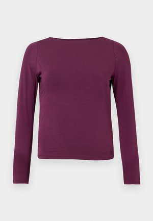 Langdurige, effen pruimkleurige fitted top met een wijde ronde halslijn, gepresenteerd tegen een eenvoudige witte achtergrond.