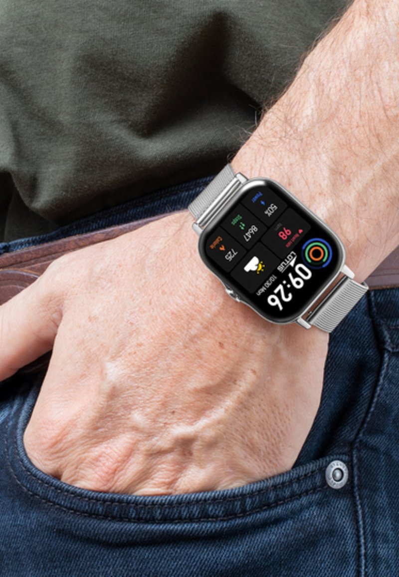 Montre intelligente argentée avec un écran rectangulaire, affichant diverses icônes et chiffres. Le bracelet est en maille d'acier inoxydable.