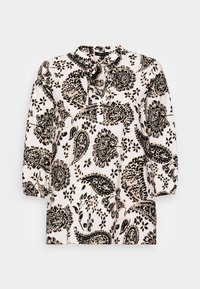 Blusa branca com padrões de paisley e flores em preto, mangas bufantes longas, colarinho mandarin e uma pequena abertura com botões. Tecido leve.