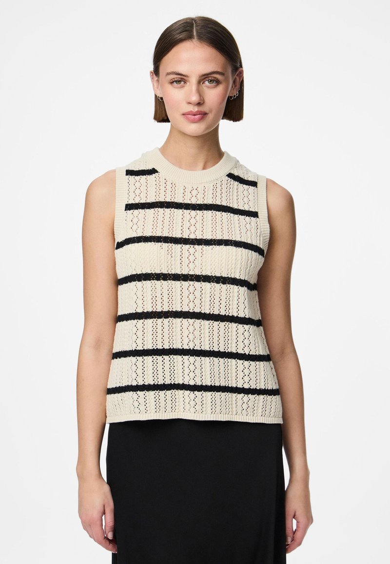 Πλεκτό tank top σε κρέμα απόχρωση με μαύρες οριζόντιες ρίγες. Διαθέτει στρογγυλή ανοιχτή λαιμόκοψη και σχέδιο χωρίς μανίκια, αναδεικνύοντας μια υφασμάτινη υφή.